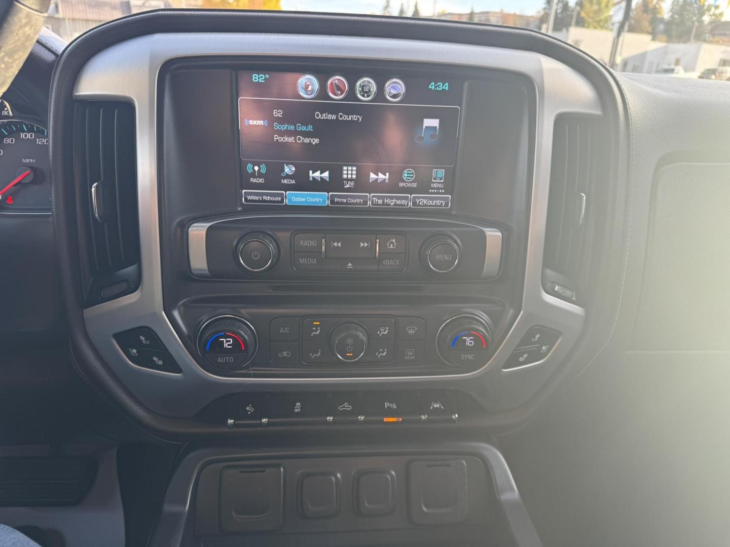 2018 WHITE /Tan GMC Sierra 1500 SLT Crew Cab Short Box 4WD (3GTU2NEC3JG) with an 5.3L V8 OHV 16V engine, 6A transmission, located at 116 5th Avenue South, Lewistown, MT, 59457, 47.063877, -109.427879 - Photo#18