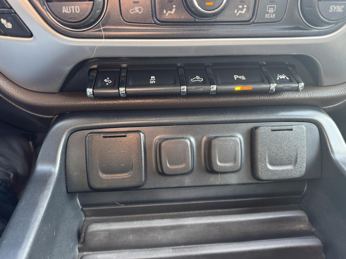 2018 WHITE /Tan GMC Sierra 1500 SLT Crew Cab Short Box 4WD (3GTU2NEC3JG) with an 5.3L V8 OHV 16V engine, 6A transmission, located at 116 5th Avenue South, Lewistown, MT, 59457, 47.063877, -109.427879 - Photo#19