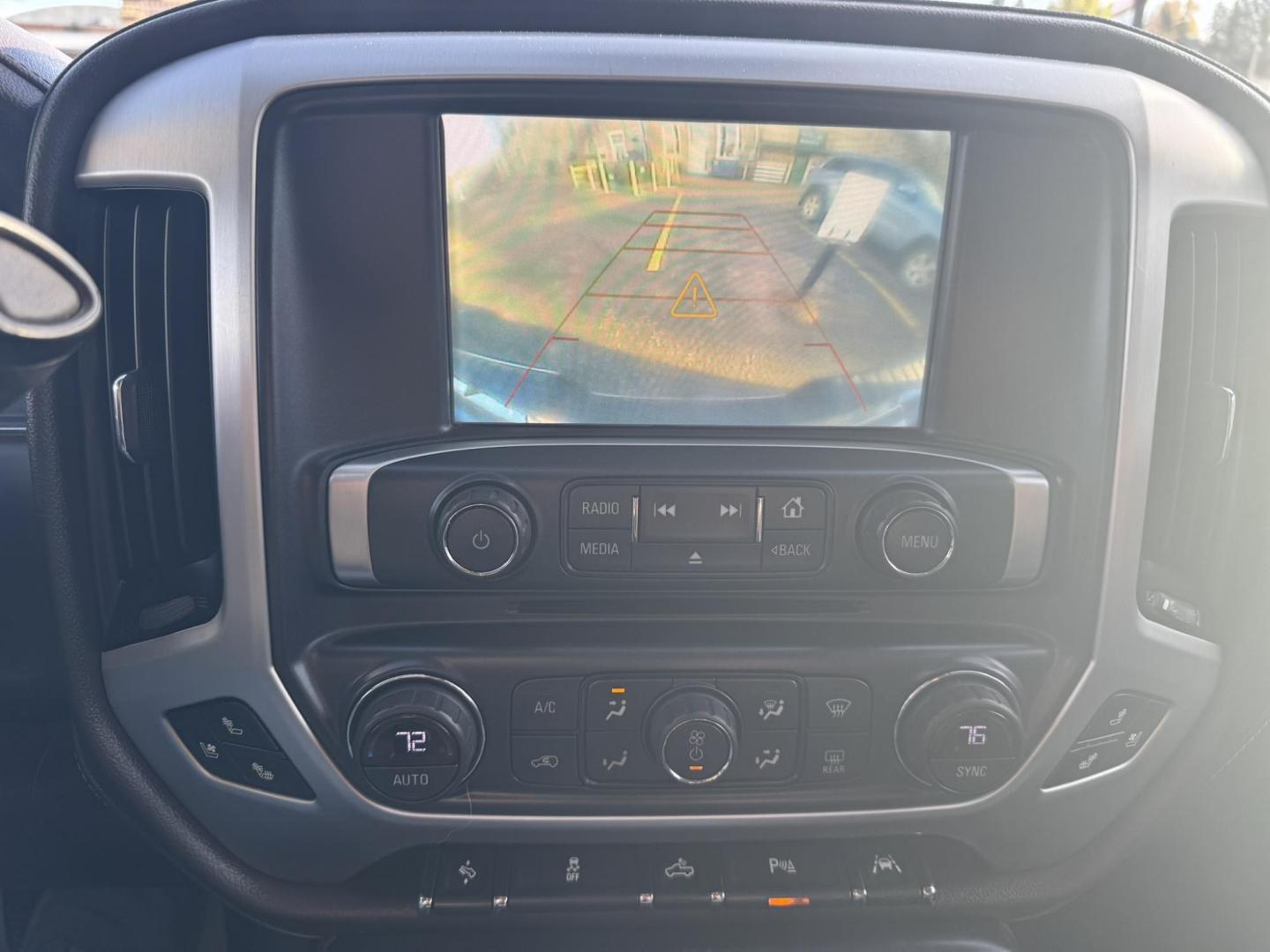 2018 WHITE /Tan GMC Sierra 1500 SLT Crew Cab Short Box 4WD (3GTU2NEC3JG) with an 5.3L V8 OHV 16V engine, 6A transmission, located at 116 5th Avenue South, Lewistown, MT, 59457, 47.063877, -109.427879 - Photo#20