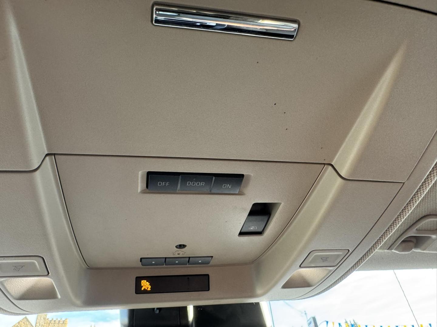 2018 WHITE /Tan GMC Sierra 1500 SLT Crew Cab Short Box 4WD (3GTU2NEC3JG) with an 5.3L V8 OHV 16V engine, 6A transmission, located at 116 5th Avenue South, Lewistown, MT, 59457, 47.063877, -109.427879 - Photo#21