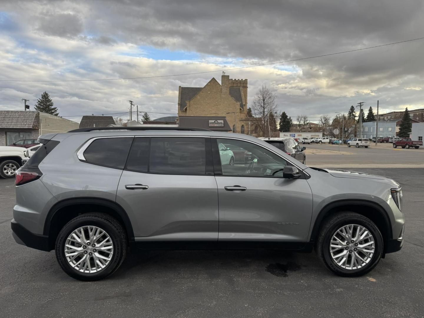 2024 Silver /Black GMC Acadia Elevation AWD (1GKENNKS0RJ) with an 2.5L L4 DOHC 16V engine, 9A transmission, located at 116 5th Avenue South, Lewistown, MT, 59457, 47.063877, -109.427879 - Just arrived — a 2024 GMC Acadia Elevation AWD, and it’s the right build. This one comes with the Elevation appearance package, a full leather interior, and the updated body style that looks sharp from every angle. You get confident AWD for winter, a smooth turbo powertrain, three-row seating, a - Photo#1