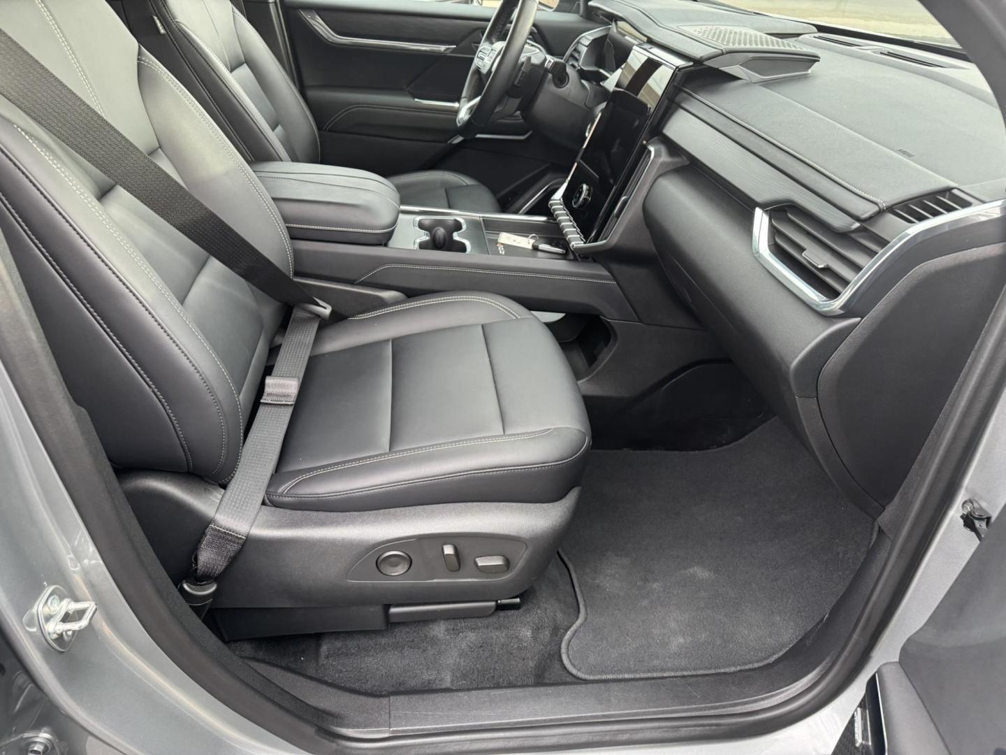 2024 Silver /Black GMC Acadia Elevation AWD (1GKENNKS0RJ) with an 2.5L L4 DOHC 16V engine, 9A transmission, located at 116 5th Avenue South, Lewistown, MT, 59457, 47.063877, -109.427879 - Just arrived — a 2024 GMC Acadia Elevation AWD, and it’s the right build. This one comes with the Elevation appearance package, a full leather interior, and the updated body style that looks sharp from every angle. You get confident AWD for winter, a smooth turbo powertrain, three-row seating, a - Photo#7