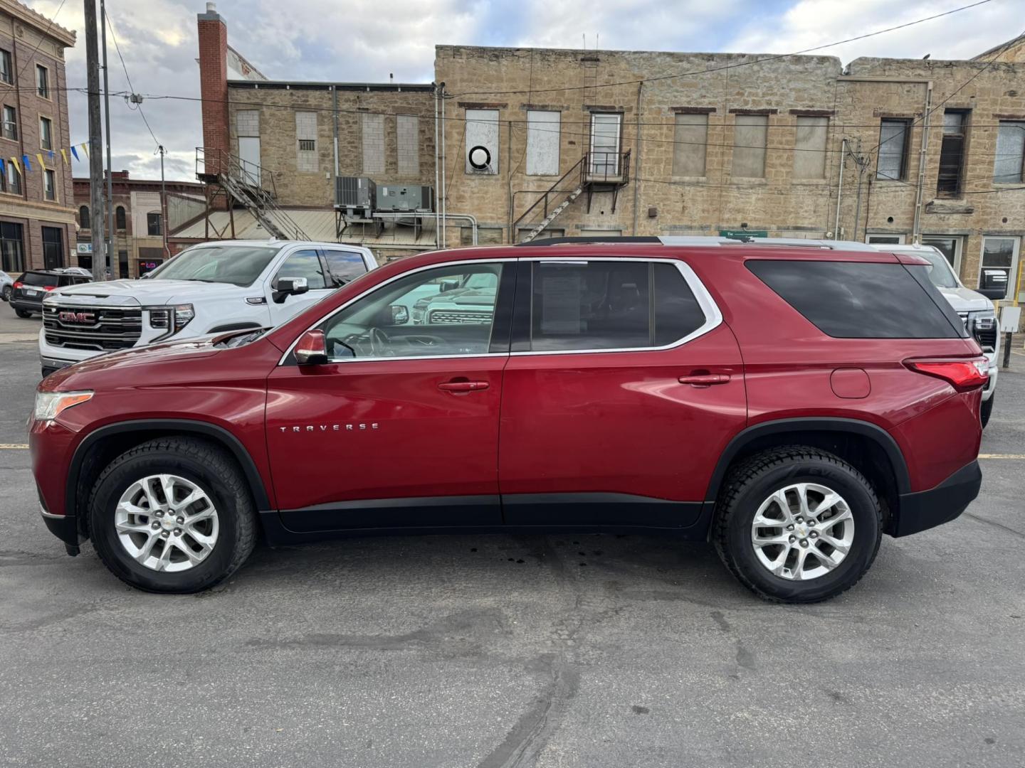 2018 Maroon /Grey Chevrolet Traverse LT Cloth AWD (1GNEVGKW4JJ) with an 3.6L V6 DOHC 24V engine, 9A transmission, located at 116 5th Avenue South, Lewistown, MT, 59457, 47.063877, -109.427879 - Nicely loaded local trade, economical AWD! - Photo#4