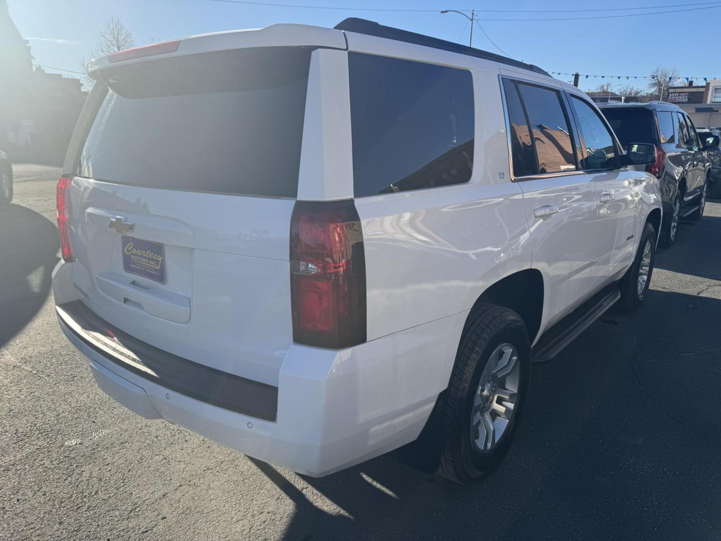 2020 WHITE /Tan Chevrolet Tahoe LT 4WD (1GNSKBKC1LR) with an 5.3L V8 OHV 16V engine, 6A transmission, located at 116 5th Avenue South, Lewistown, MT, 59457, 47.063877, -109.427879 - Clean, One Owner Carfax on this well maintained local trade! - Photo#2