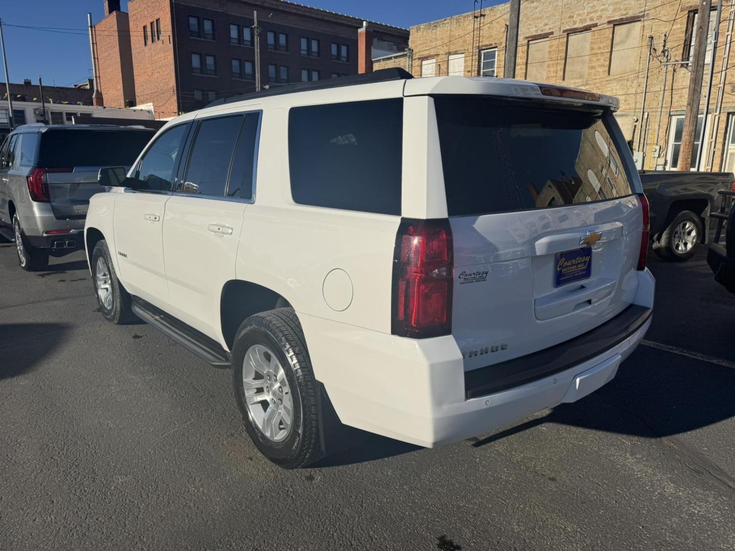 2020 WHITE /Tan Chevrolet Tahoe LT 4WD (1GNSKBKC1LR) with an 5.3L V8 OHV 16V engine, 6A transmission, located at 116 5th Avenue South, Lewistown, MT, 59457, 47.063877, -109.427879 - Clean, One Owner Carfax on this well maintained local trade! - Photo#4