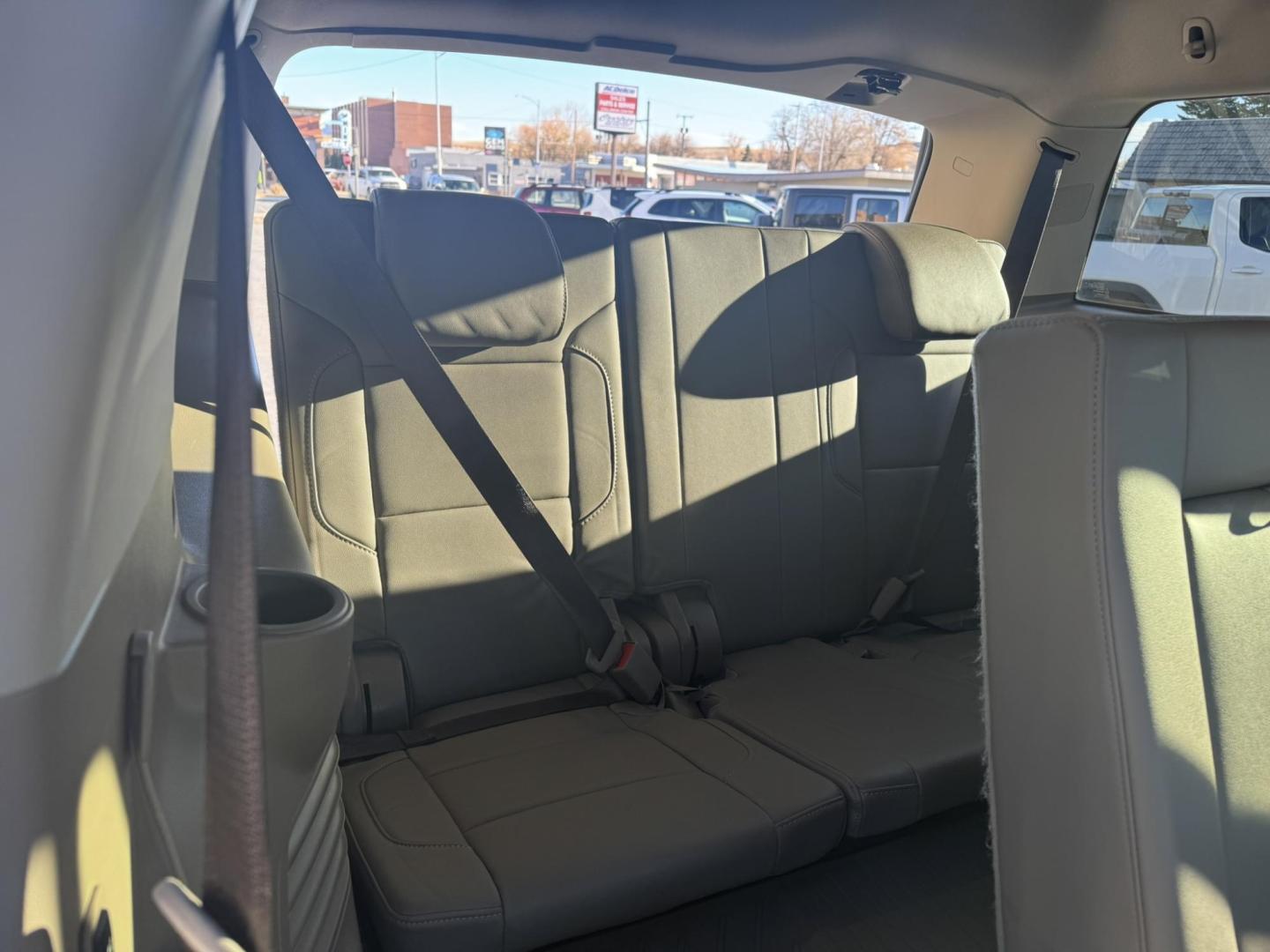 2020 WHITE /Tan Chevrolet Tahoe LT 4WD (1GNSKBKC1LR) with an 5.3L V8 OHV 16V engine, 6A transmission, located at 116 5th Avenue South, Lewistown, MT, 59457, 47.063877, -109.427879 - Clean, One Owner Carfax on this well maintained local trade! - Photo#10