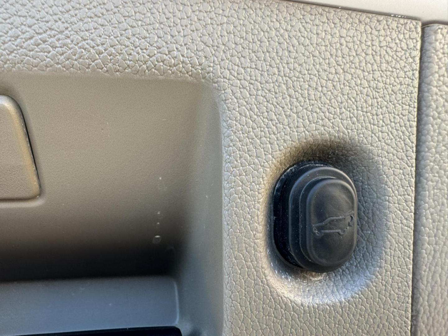 2020 WHITE /Tan Chevrolet Tahoe LT 4WD (1GNSKBKC1LR) with an 5.3L V8 OHV 16V engine, 6A transmission, located at 116 5th Avenue South, Lewistown, MT, 59457, 47.063877, -109.427879 - Clean, One Owner Carfax on this well maintained local trade! - Photo#11