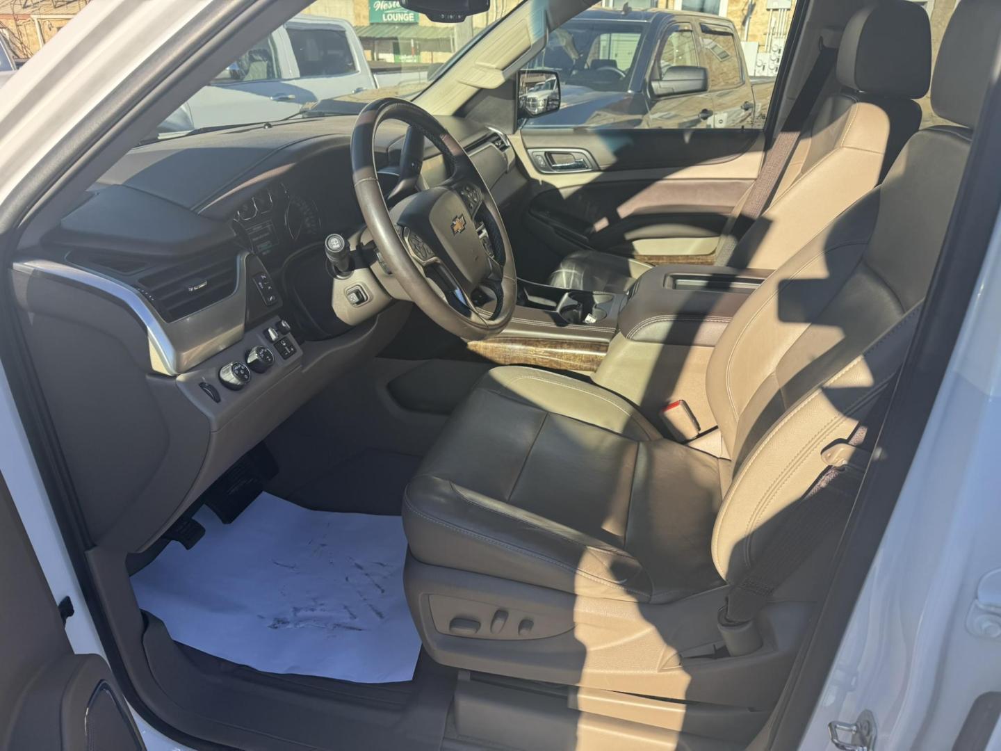 2020 WHITE /Tan Chevrolet Tahoe LT 4WD (1GNSKBKC1LR) with an 5.3L V8 OHV 16V engine, 6A transmission, located at 116 5th Avenue South, Lewistown, MT, 59457, 47.063877, -109.427879 - Clean, One Owner Carfax on this well maintained local trade! - Photo#13