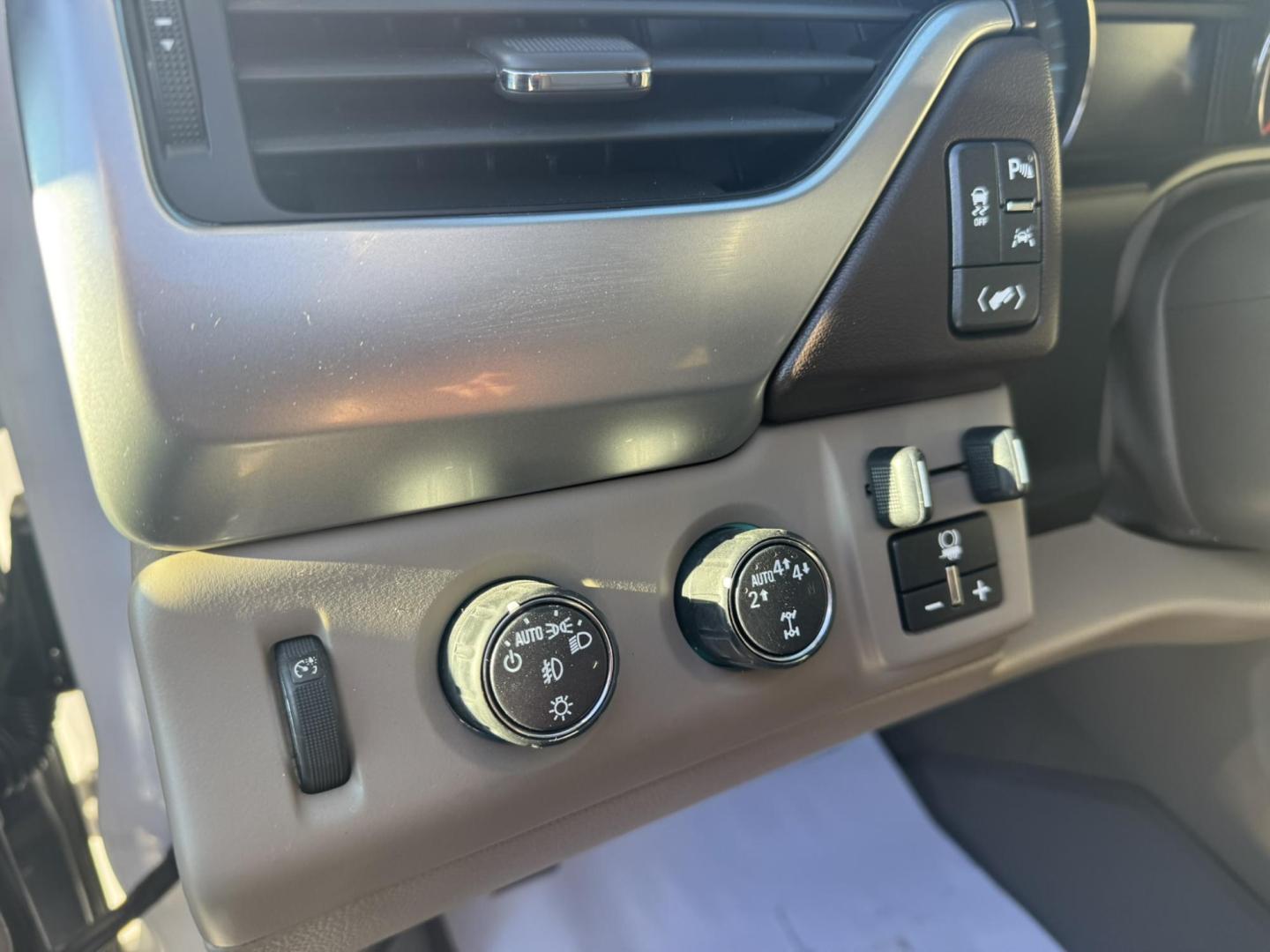 2020 WHITE /Tan Chevrolet Tahoe LT 4WD (1GNSKBKC1LR) with an 5.3L V8 OHV 16V engine, 6A transmission, located at 116 5th Avenue South, Lewistown, MT, 59457, 47.063877, -109.427879 - Clean, One Owner Carfax on this well maintained local trade! - Photo#16