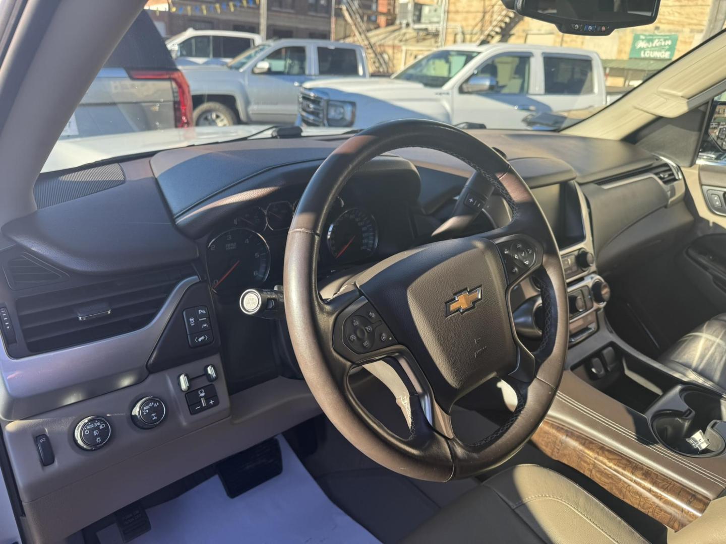 2020 WHITE /Tan Chevrolet Tahoe LT 4WD (1GNSKBKC1LR) with an 5.3L V8 OHV 16V engine, 6A transmission, located at 116 5th Avenue South, Lewistown, MT, 59457, 47.063877, -109.427879 - Clean, One Owner Carfax on this well maintained local trade! - Photo#18