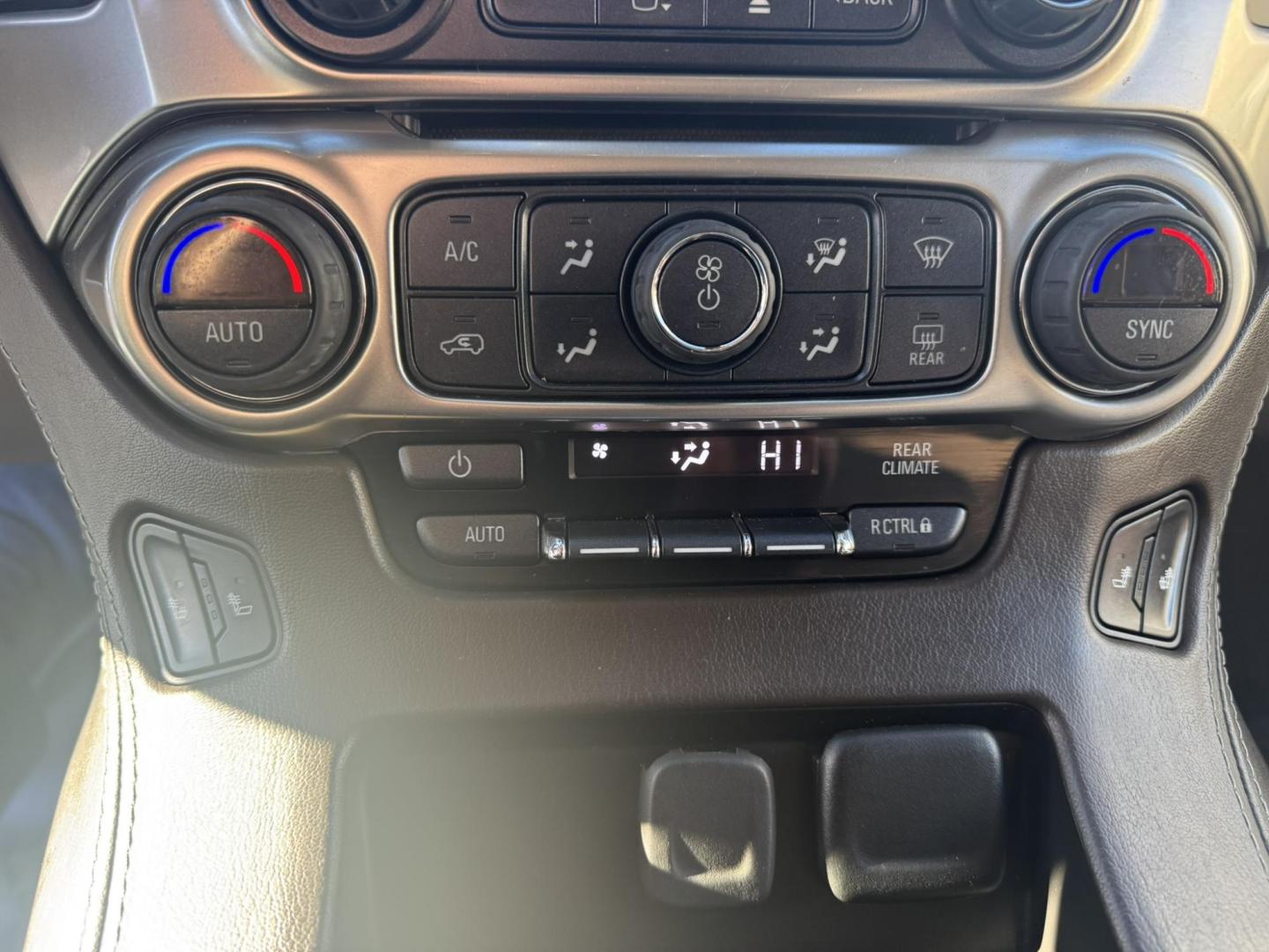 2020 WHITE /Tan Chevrolet Tahoe LT 4WD (1GNSKBKC1LR) with an 5.3L V8 OHV 16V engine, 6A transmission, located at 116 5th Avenue South, Lewistown, MT, 59457, 47.063877, -109.427879 - Clean, One Owner Carfax on this well maintained local trade! - Photo#23