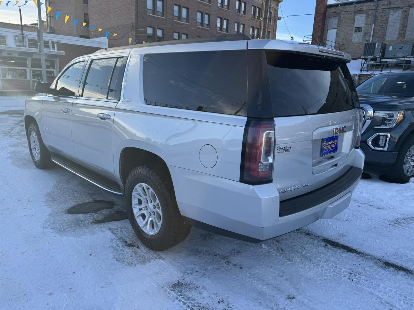 2015 Silver /Tan GMC Yukon XL SLT 1/2 Ton 4WD (1GKS2HKC4FR) with an 5.3L V8 OHV 16V engine, 6-Speed Automatic transmission, located at 116 5th Avenue South, Lewistown, MT, 59457, 47.063877, -109.427879 - Photo#4
