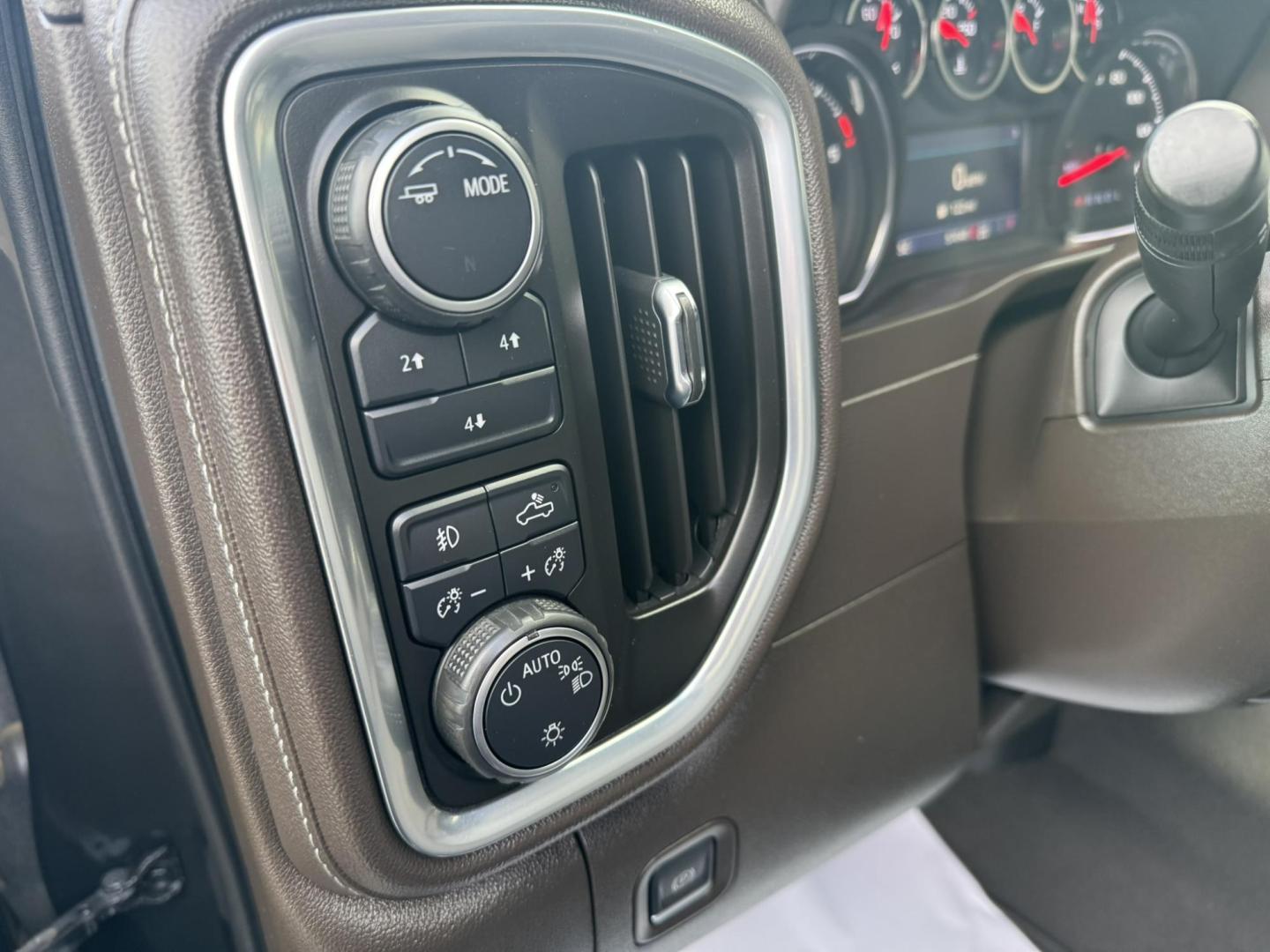 2022 Green /Grey Chevrolet Silverado 2500HD LT Crew Cab Standard Box 4WD (1GC4YNEY1NF) with an 6.6L V8 OHV 16V DIESEL engine, 6A transmission, located at 116 5th Avenue South, Lewistown, MT, 59457, 47.063877, -109.427879 - This 2022 Chevrolet Silverado 2500HD Crew Cab LT is built to work hard and ride right. Powered by the legendary Duramax diesel, it delivers serious towing capability with the smooth, confident pull diesel owners swear by. The Crew Cab gives you plenty of room for passengers, while the leather interi - Photo#11