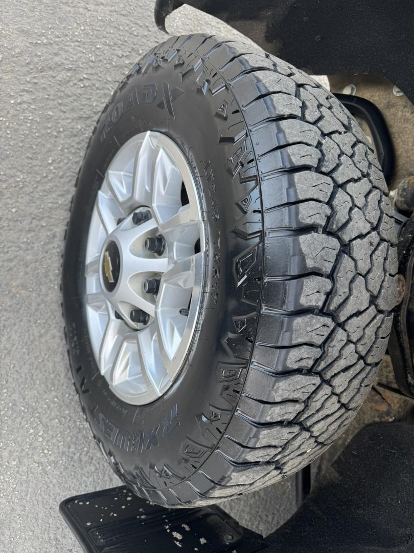 2022 Green /Grey Chevrolet Silverado 2500HD LT Crew Cab Standard Box 4WD (1GC4YNEY1NF) with an 6.6L V8 OHV 16V DIESEL engine, 6A transmission, located at 116 5th Avenue South, Lewistown, MT, 59457, 47.063877, -109.427879 - This 2022 Chevrolet Silverado 2500HD Crew Cab LT is built to work hard and ride right. Powered by the legendary Duramax diesel, it delivers serious towing capability with the smooth, confident pull diesel owners swear by. The Crew Cab gives you plenty of room for passengers, while the leather interi - Photo#17