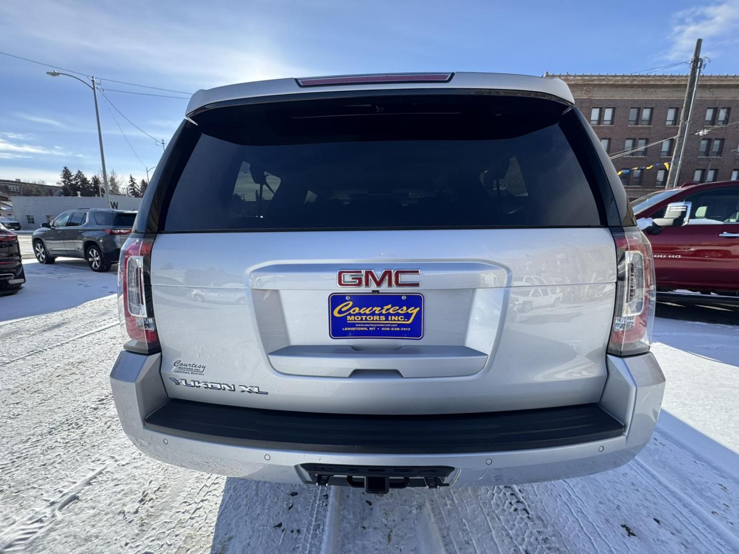 2017 Silver /Black GMC Yukon XL SLT 4WD (1GKS2GKC1HR) with an 5.3L V8 OHV 16V engine, 6A transmission, located at 116 5th Avenue South, Lewistown, MT, 59457, 47.063877, -109.427879 - Loaded local trade with a clean Car Fax! - Photo#3