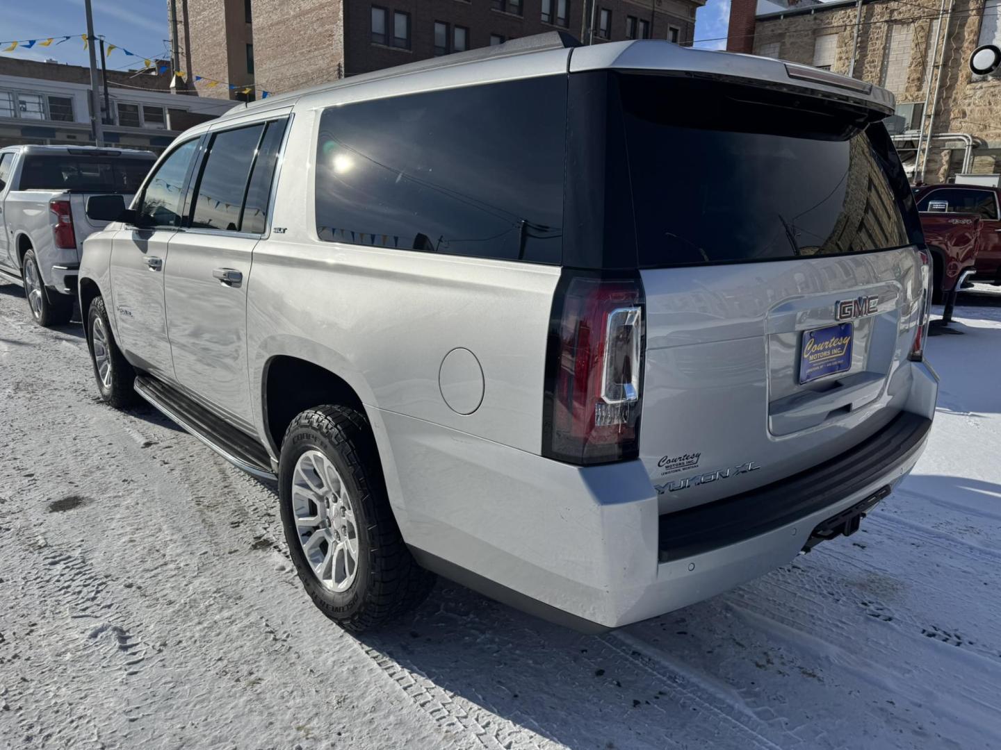 2017 Silver /Black GMC Yukon XL SLT 4WD (1GKS2GKC1HR) with an 5.3L V8 OHV 16V engine, 6A transmission, located at 116 5th Avenue South, Lewistown, MT, 59457, 47.063877, -109.427879 - Loaded local trade with a clean Car Fax! - Photo#4