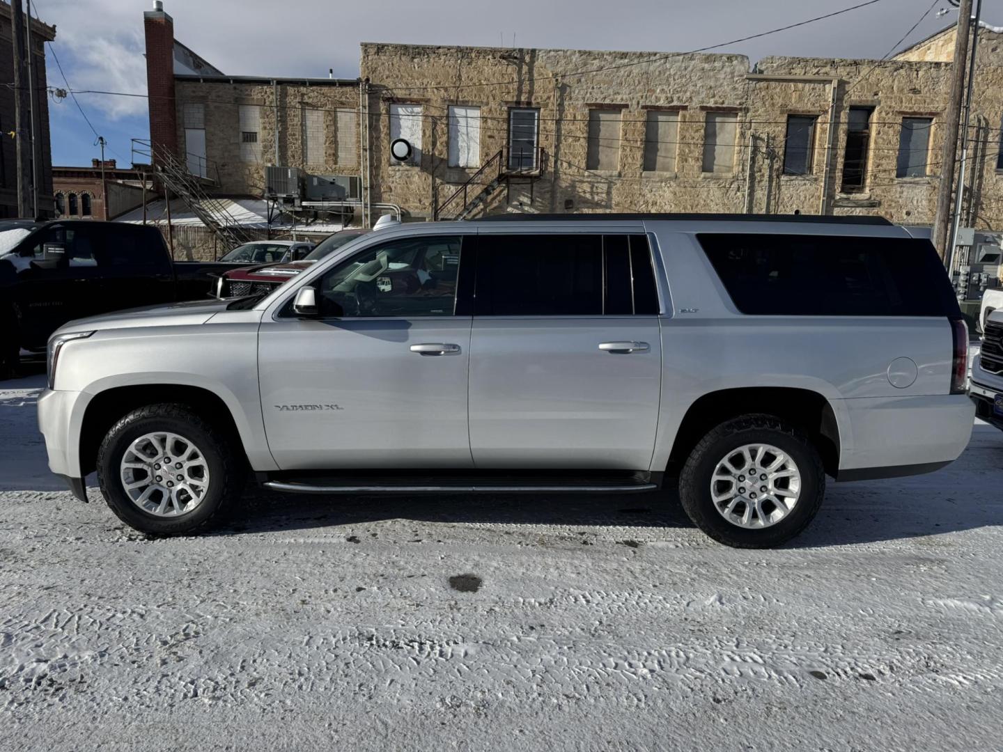 2017 Silver /Black GMC Yukon XL SLT 4WD (1GKS2GKC1HR) with an 5.3L V8 OHV 16V engine, 6A transmission, located at 116 5th Avenue South, Lewistown, MT, 59457, 47.063877, -109.427879 - Loaded local trade with a clean Car Fax! - Photo#5