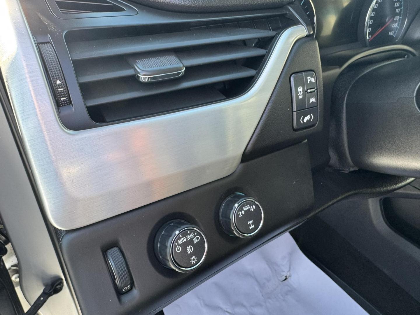 2017 Silver /Black GMC Yukon XL SLT 4WD (1GKS2GKC1HR) with an 5.3L V8 OHV 16V engine, 6A transmission, located at 116 5th Avenue South, Lewistown, MT, 59457, 47.063877, -109.427879 - Loaded local trade with a clean Car Fax! - Photo#17