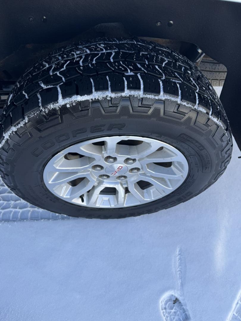 2017 Silver /Black GMC Yukon XL SLT 4WD (1GKS2GKC1HR) with an 5.3L V8 OHV 16V engine, 6A transmission, located at 116 5th Avenue South, Lewistown, MT, 59457, 47.063877, -109.427879 - Loaded local trade with a clean Car Fax! - Photo#28