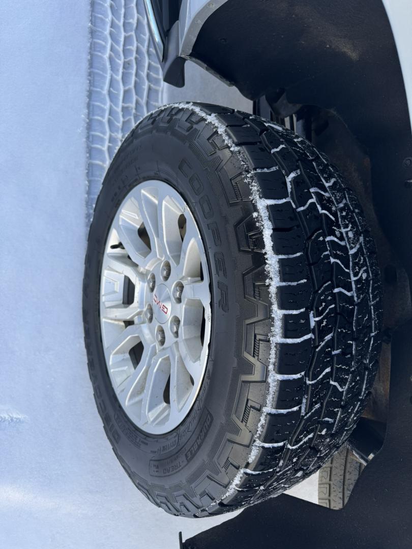 2017 Silver /Black GMC Yukon XL SLT 4WD (1GKS2GKC1HR) with an 5.3L V8 OHV 16V engine, 6A transmission, located at 116 5th Avenue South, Lewistown, MT, 59457, 47.063877, -109.427879 - Loaded local trade with a clean Car Fax! - Photo#29