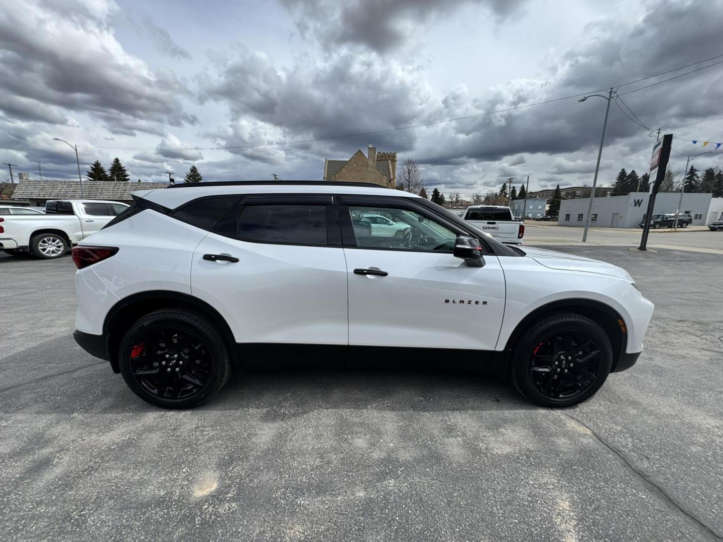 2024 WHITE /Black Chevrolet Blazer 3LT AWD (3GNKBJRS2RS) with an 3.6L V6 DOHC 24V engine, 9A transmission, located at 116 5th Avenue South, Lewistown, MT, 59457, 47.063877, -109.427879 - Sharp, confident, and ready for any season—this 2024 Chevrolet Blazer 3LT AWD brings together bold styling, smooth performance, and everyday practicality in one standout SUV. Powered by a responsive V6 engine and backed by all-wheel drive, it delivers confident handling whether you’re commuting, - Photo#1