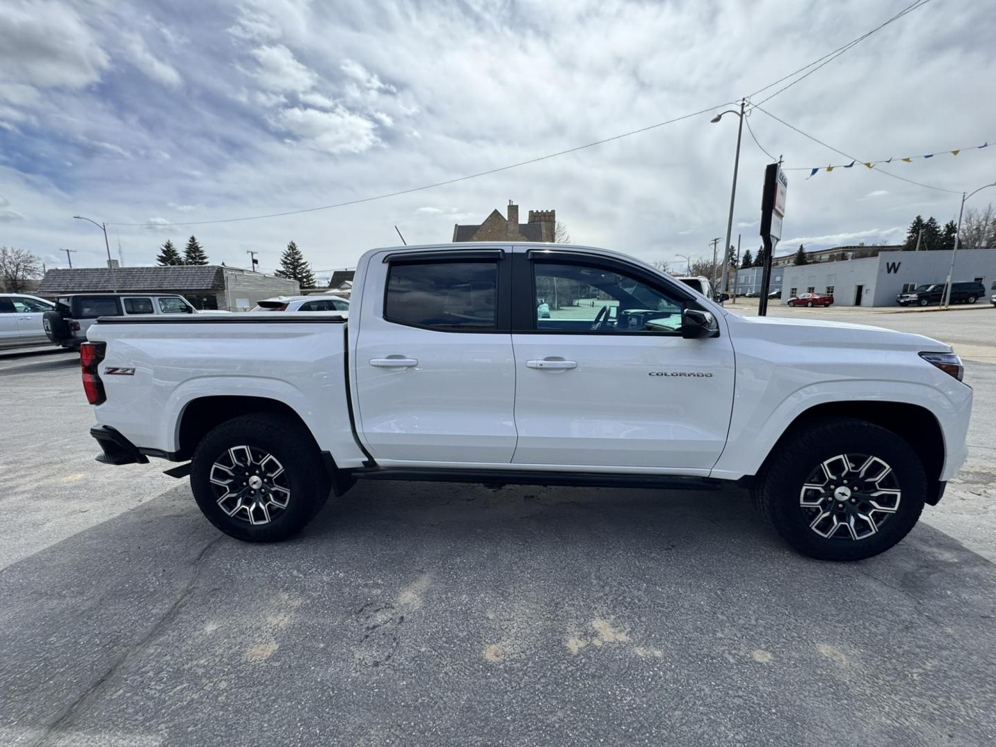2024 WHITE /Black Chevrolet Colorado Z71 Crew Cab 4WD (1GCPTDEKXR1) with an 2.7L L4 DOHC 16V TURBO engine, 6A transmission, located at 116 5th Avenue South, Lewistown, MT, 59457, 47.063877, -109.427879 - Tough, refined, and built to handle whatever you throw at it—this 2024 Chevrolet Colorado Z71 4WD is the perfect blend of off-road capability and everyday comfort. Powered by a strong turbocharged engine with impressive torque, it delivers confident acceleration, smooth towing capability, and the - Photo#1