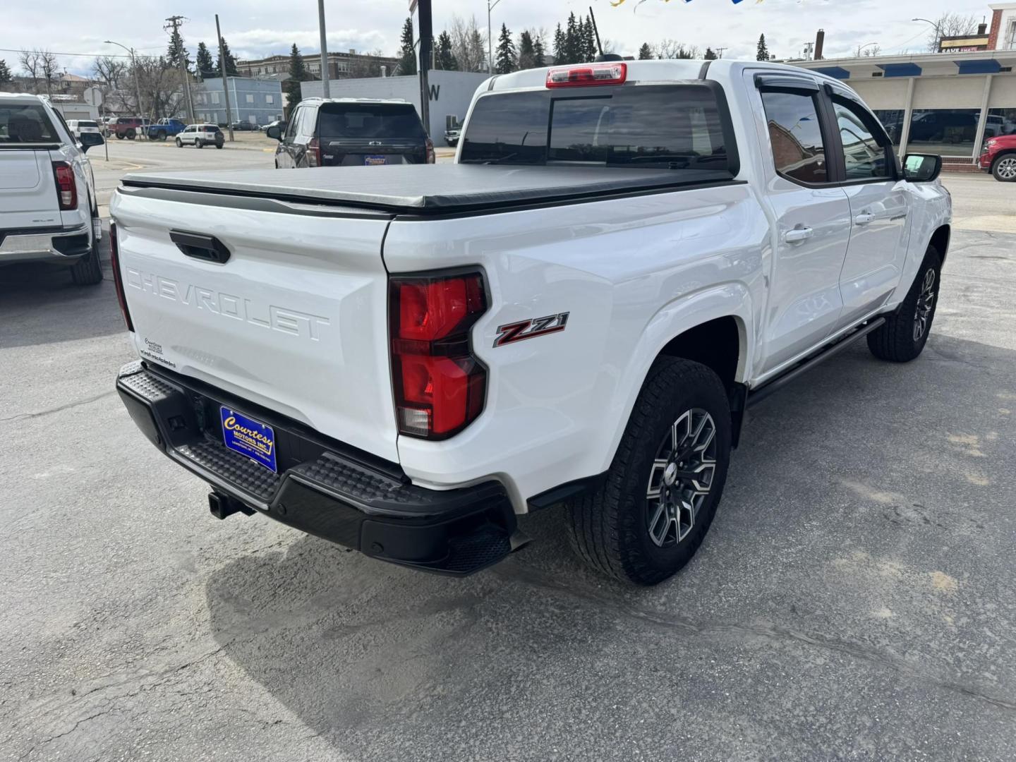 2024 WHITE /Black Chevrolet Colorado Z71 Crew Cab 4WD (1GCPTDEKXR1) with an 2.7L L4 DOHC 16V TURBO engine, 6A transmission, located at 116 5th Avenue South, Lewistown, MT, 59457, 47.063877, -109.427879 - Tough, refined, and built to handle whatever you throw at it—this 2024 Chevrolet Colorado Z71 4WD is the perfect blend of off-road capability and everyday comfort. Powered by a strong turbocharged engine with impressive torque, it delivers confident acceleration, smooth towing capability, and the - Photo#2