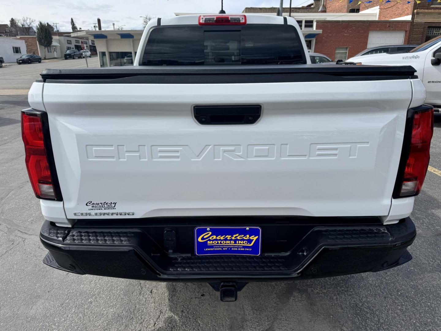 2024 WHITE /Black Chevrolet Colorado Z71 Crew Cab 4WD (1GCPTDEKXR1) with an 2.7L L4 DOHC 16V TURBO engine, 6A transmission, located at 116 5th Avenue South, Lewistown, MT, 59457, 47.063877, -109.427879 - Tough, refined, and built to handle whatever you throw at it—this 2024 Chevrolet Colorado Z71 4WD is the perfect blend of off-road capability and everyday comfort. Powered by a strong turbocharged engine with impressive torque, it delivers confident acceleration, smooth towing capability, and the - Photo#3