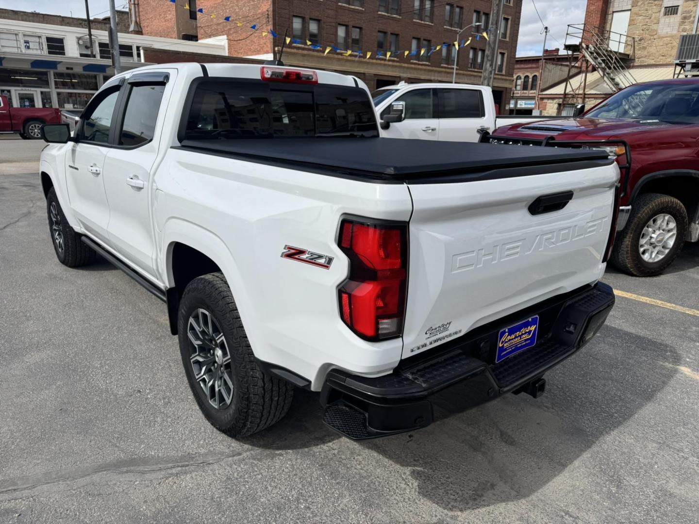 2024 WHITE /Black Chevrolet Colorado Z71 Crew Cab 4WD (1GCPTDEKXR1) with an 2.7L L4 DOHC 16V TURBO engine, 6A transmission, located at 116 5th Avenue South, Lewistown, MT, 59457, 47.063877, -109.427879 - Tough, refined, and built to handle whatever you throw at it—this 2024 Chevrolet Colorado Z71 4WD is the perfect blend of off-road capability and everyday comfort. Powered by a strong turbocharged engine with impressive torque, it delivers confident acceleration, smooth towing capability, and the - Photo#5