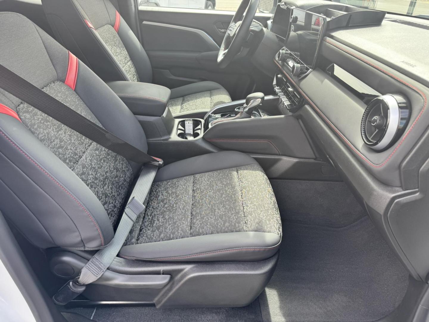 2024 WHITE /Black Chevrolet Colorado Z71 Crew Cab 4WD (1GCPTDEKXR1) with an 2.7L L4 DOHC 16V TURBO engine, 6A transmission, located at 116 5th Avenue South, Lewistown, MT, 59457, 47.063877, -109.427879 - Tough, refined, and built to handle whatever you throw at it—this 2024 Chevrolet Colorado Z71 4WD is the perfect blend of off-road capability and everyday comfort. Powered by a strong turbocharged engine with impressive torque, it delivers confident acceleration, smooth towing capability, and the - Photo#8