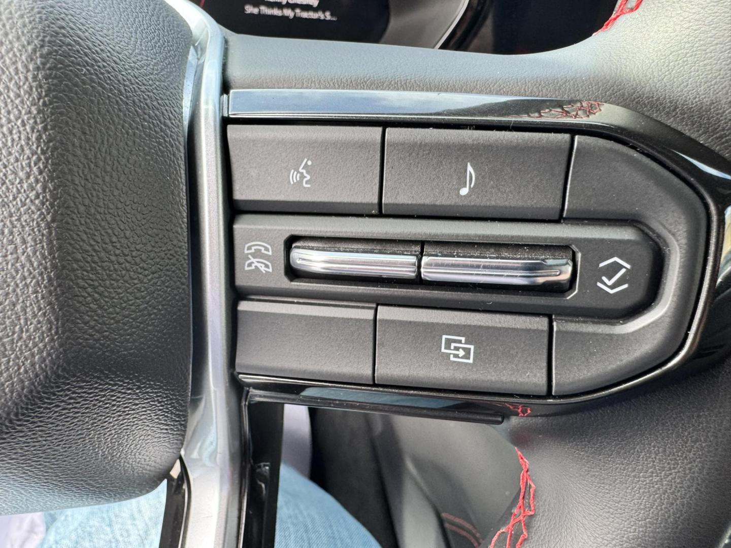 2024 WHITE /Black Chevrolet Colorado Z71 Crew Cab 4WD (1GCPTDEKXR1) with an 2.7L L4 DOHC 16V TURBO engine, 6A transmission, located at 116 5th Avenue South, Lewistown, MT, 59457, 47.063877, -109.427879 - Tough, refined, and built to handle whatever you throw at it—this 2024 Chevrolet Colorado Z71 4WD is the perfect blend of off-road capability and everyday comfort. Powered by a strong turbocharged engine with impressive torque, it delivers confident acceleration, smooth towing capability, and the - Photo#18