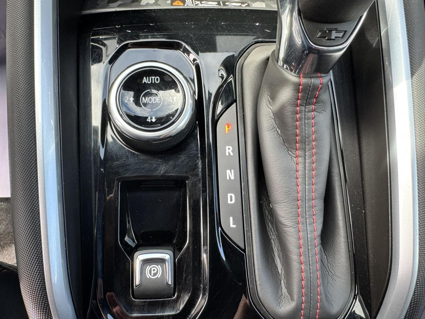 2024 WHITE /Black Chevrolet Colorado Z71 Crew Cab 4WD (1GCPTDEKXR1) with an 2.7L L4 DOHC 16V TURBO engine, 6A transmission, located at 116 5th Avenue South, Lewistown, MT, 59457, 47.063877, -109.427879 - Tough, refined, and built to handle whatever you throw at it—this 2024 Chevrolet Colorado Z71 4WD is the perfect blend of off-road capability and everyday comfort. Powered by a strong turbocharged engine with impressive torque, it delivers confident acceleration, smooth towing capability, and the - Photo#17