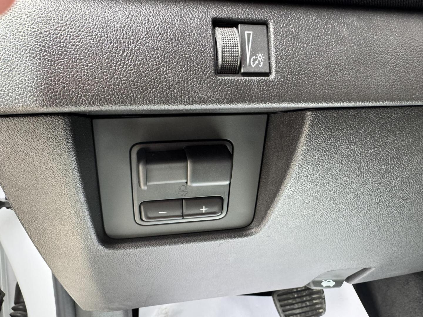 2024 WHITE /Black Chevrolet Colorado Z71 Crew Cab 4WD (1GCPTDEKXR1) with an 2.7L L4 DOHC 16V TURBO engine, 6A transmission, located at 116 5th Avenue South, Lewistown, MT, 59457, 47.063877, -109.427879 - Tough, refined, and built to handle whatever you throw at it—this 2024 Chevrolet Colorado Z71 4WD is the perfect blend of off-road capability and everyday comfort. Powered by a strong turbocharged engine with impressive torque, it delivers confident acceleration, smooth towing capability, and the - Photo#21