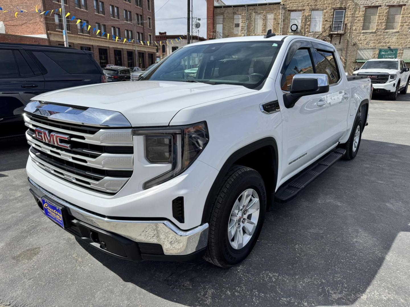 2022 WHITE /Black GMC Sierra 1500 SLE Crew Cab 4WD (3GTUUBED4NG) with an 5.3L V8 OHV 16V engine, 6A transmission, located at 116 5th Avenue South, Lewistown, MT, 59457, 47.063877, -109.427879 - Power, capability, and proven V8 performance—this 2022 GMC Sierra 1500 Crew Cab 4WD SLE is the full-size truck that gets the job done without sacrificing comfort. Equipped with the legendary 5.3L V8, it delivers strong, reliable power for towing, hauling, and everyday driving, paired with a smooth - Photo#0
