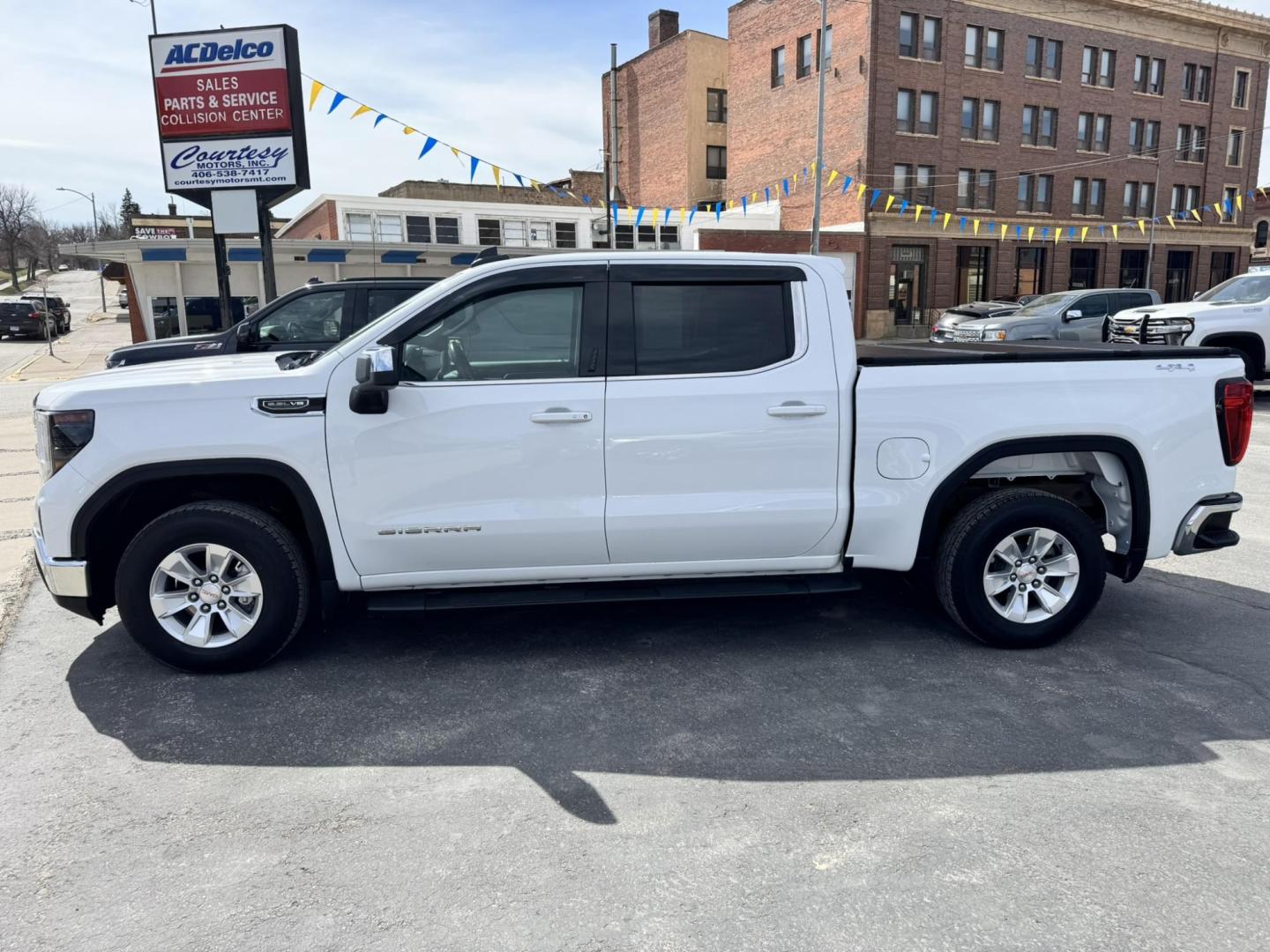 2022 WHITE /Black GMC Sierra 1500 SLE Crew Cab 4WD (3GTUUBED4NG) with an 5.3L V8 OHV 16V engine, 6A transmission, located at 116 5th Avenue South, Lewistown, MT, 59457, 47.063877, -109.427879 - Power, capability, and proven V8 performance—this 2022 GMC Sierra 1500 Crew Cab 4WD SLE is the full-size truck that gets the job done without sacrificing comfort. Equipped with the legendary 5.3L V8, it delivers strong, reliable power for towing, hauling, and everyday driving, paired with a smooth - Photo#1