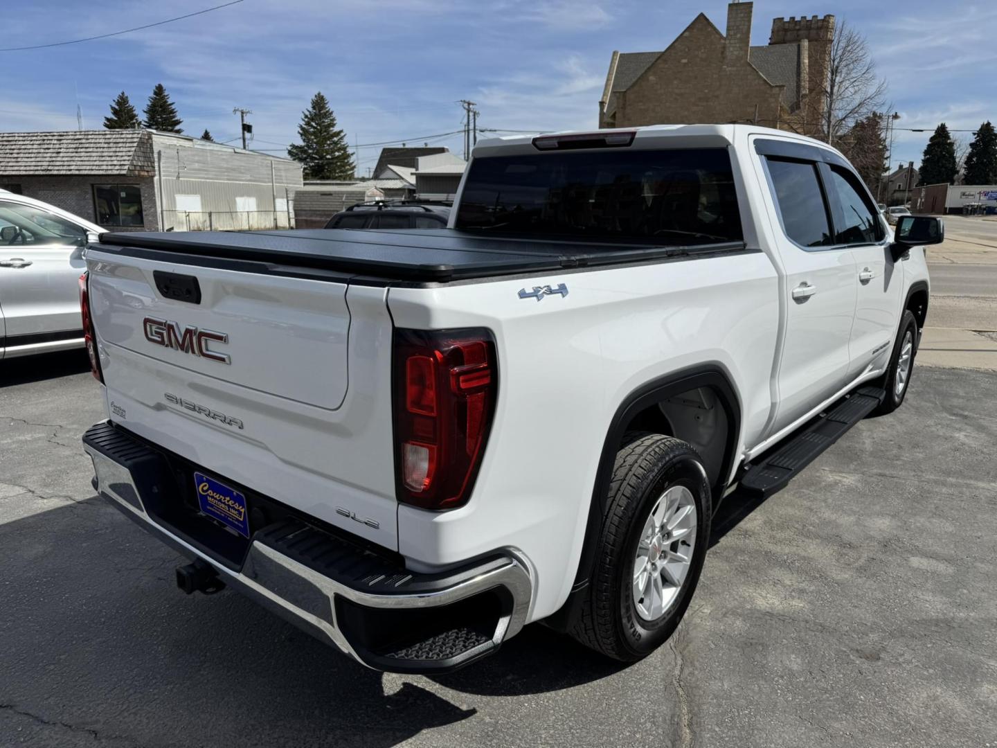2022 WHITE /Black GMC Sierra 1500 SLE Crew Cab 4WD (3GTUUBED4NG) with an 5.3L V8 OHV 16V engine, 6A transmission, located at 116 5th Avenue South, Lewistown, MT, 59457, 47.063877, -109.427879 - Power, capability, and proven V8 performance—this 2022 GMC Sierra 1500 Crew Cab 4WD SLE is the full-size truck that gets the job done without sacrificing comfort. Equipped with the legendary 5.3L V8, it delivers strong, reliable power for towing, hauling, and everyday driving, paired with a smooth - Photo#5