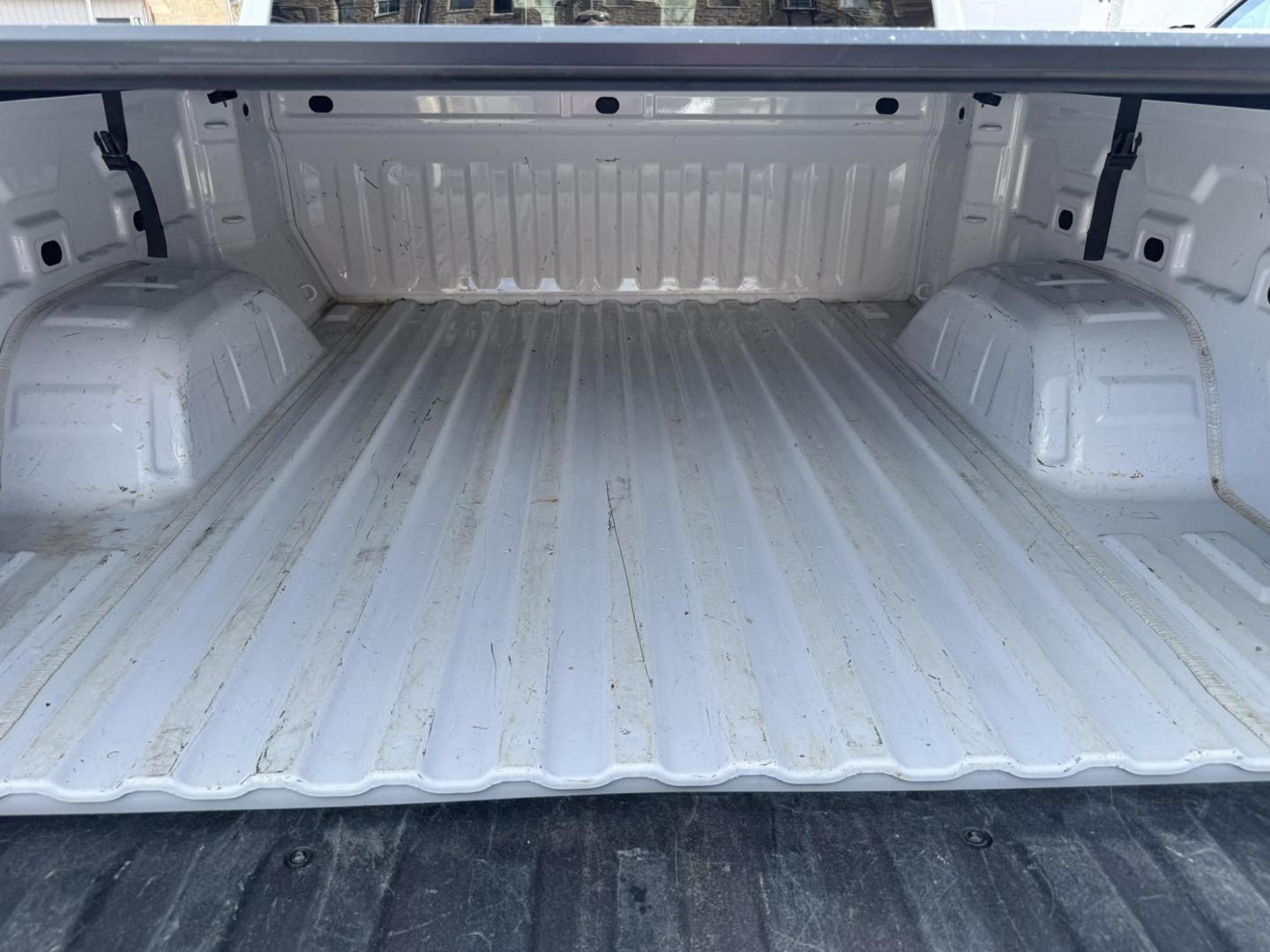 2022 WHITE /Black GMC Sierra 1500 SLE Crew Cab 4WD (3GTUUBED4NG) with an 5.3L V8 OHV 16V engine, 6A transmission, located at 116 5th Avenue South, Lewistown, MT, 59457, 47.063877, -109.427879 - Power, capability, and proven V8 performance—this 2022 GMC Sierra 1500 Crew Cab 4WD SLE is the full-size truck that gets the job done without sacrificing comfort. Equipped with the legendary 5.3L V8, it delivers strong, reliable power for towing, hauling, and everyday driving, paired with a smooth - Photo#4