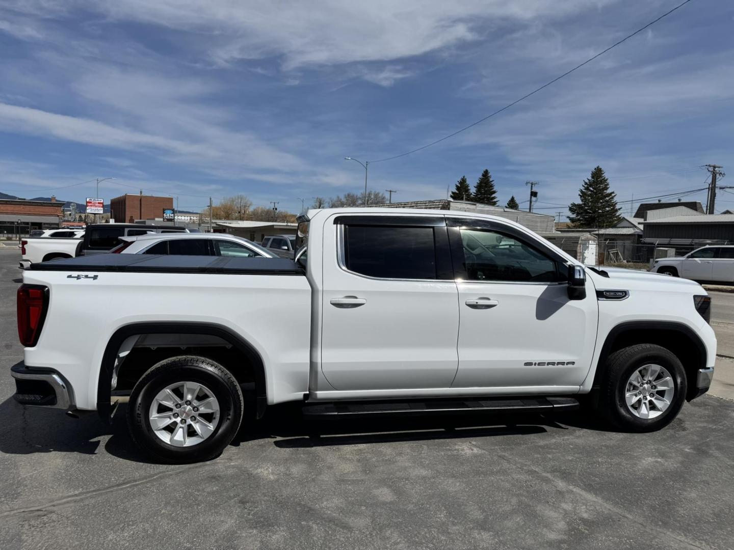 2022 WHITE /Black GMC Sierra 1500 SLE Crew Cab 4WD (3GTUUBED4NG) with an 5.3L V8 OHV 16V engine, 6A transmission, located at 116 5th Avenue South, Lewistown, MT, 59457, 47.063877, -109.427879 - Power, capability, and proven V8 performance—this 2022 GMC Sierra 1500 Crew Cab 4WD SLE is the full-size truck that gets the job done without sacrificing comfort. Equipped with the legendary 5.3L V8, it delivers strong, reliable power for towing, hauling, and everyday driving, paired with a smooth - Photo#6