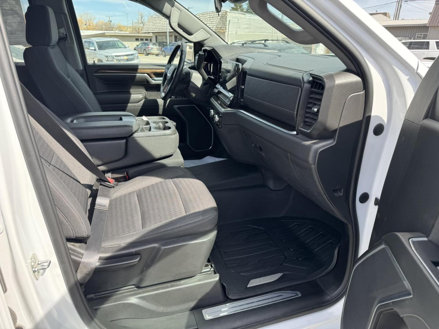 2022 WHITE /Black GMC Sierra 1500 SLE Crew Cab 4WD (3GTUUBED4NG) with an 5.3L V8 OHV 16V engine, 6A transmission, located at 116 5th Avenue South, Lewistown, MT, 59457, 47.063877, -109.427879 - Power, capability, and proven V8 performance—this 2022 GMC Sierra 1500 Crew Cab 4WD SLE is the full-size truck that gets the job done without sacrificing comfort. Equipped with the legendary 5.3L V8, it delivers strong, reliable power for towing, hauling, and everyday driving, paired with a smooth - Photo#8