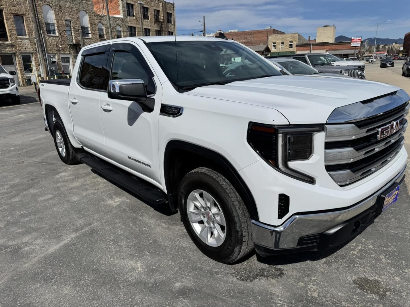 2022 WHITE /Black GMC Sierra 1500 SLE Crew Cab 4WD (3GTUUBED4NG) with an 5.3L V8 OHV 16V engine, 6A transmission, located at 116 5th Avenue South, Lewistown, MT, 59457, 47.063877, -109.427879 - Power, capability, and proven V8 performance—this 2022 GMC Sierra 1500 Crew Cab 4WD SLE is the full-size truck that gets the job done without sacrificing comfort. Equipped with the legendary 5.3L V8, it delivers strong, reliable power for towing, hauling, and everyday driving, paired with a smooth - Photo#7