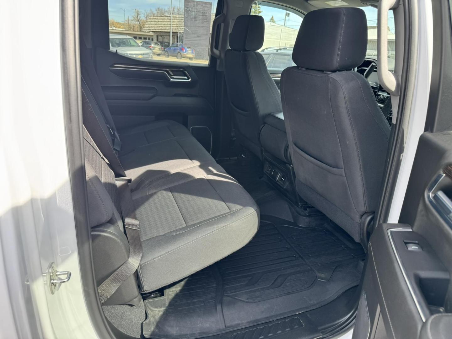 2022 WHITE /Black GMC Sierra 1500 SLE Crew Cab 4WD (3GTUUBED4NG) with an 5.3L V8 OHV 16V engine, 6A transmission, located at 116 5th Avenue South, Lewistown, MT, 59457, 47.063877, -109.427879 - Power, capability, and proven V8 performance—this 2022 GMC Sierra 1500 Crew Cab 4WD SLE is the full-size truck that gets the job done without sacrificing comfort. Equipped with the legendary 5.3L V8, it delivers strong, reliable power for towing, hauling, and everyday driving, paired with a smooth - Photo#9