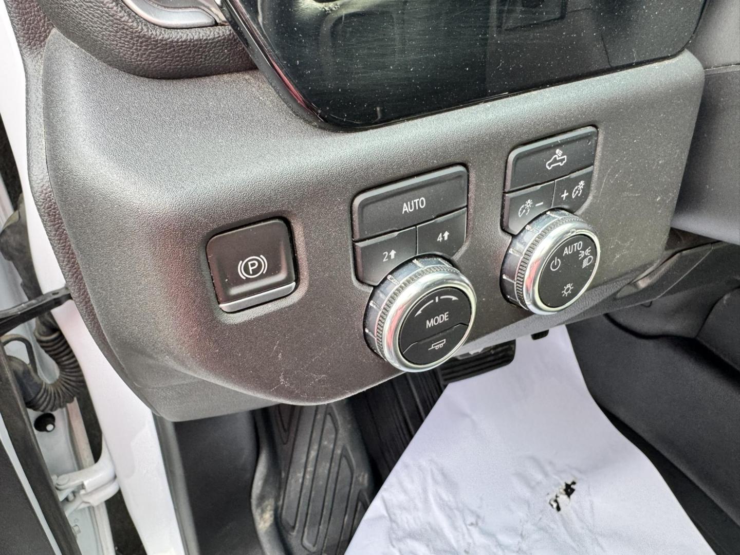 2022 WHITE /Black GMC Sierra 1500 SLE Crew Cab 4WD (3GTUUBED4NG) with an 5.3L V8 OHV 16V engine, 6A transmission, located at 116 5th Avenue South, Lewistown, MT, 59457, 47.063877, -109.427879 - Power, capability, and proven V8 performance—this 2022 GMC Sierra 1500 Crew Cab 4WD SLE is the full-size truck that gets the job done without sacrificing comfort. Equipped with the legendary 5.3L V8, it delivers strong, reliable power for towing, hauling, and everyday driving, paired with a smooth - Photo#12