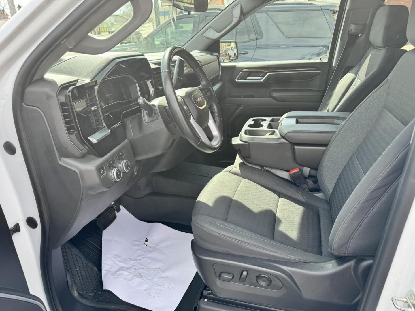 2022 WHITE /Black GMC Sierra 1500 SLE Crew Cab 4WD (3GTUUBED4NG) with an 5.3L V8 OHV 16V engine, 6A transmission, located at 116 5th Avenue South, Lewistown, MT, 59457, 47.063877, -109.427879 - Power, capability, and proven V8 performance—this 2022 GMC Sierra 1500 Crew Cab 4WD SLE is the full-size truck that gets the job done without sacrificing comfort. Equipped with the legendary 5.3L V8, it delivers strong, reliable power for towing, hauling, and everyday driving, paired with a smooth - Photo#11