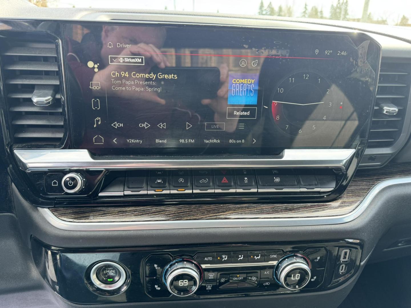 2022 WHITE /Black GMC Sierra 1500 SLE Crew Cab 4WD (3GTUUBED4NG) with an 5.3L V8 OHV 16V engine, 6A transmission, located at 116 5th Avenue South, Lewistown, MT, 59457, 47.063877, -109.427879 - Power, capability, and proven V8 performance—this 2022 GMC Sierra 1500 Crew Cab 4WD SLE is the full-size truck that gets the job done without sacrificing comfort. Equipped with the legendary 5.3L V8, it delivers strong, reliable power for towing, hauling, and everyday driving, paired with a smooth - Photo#18