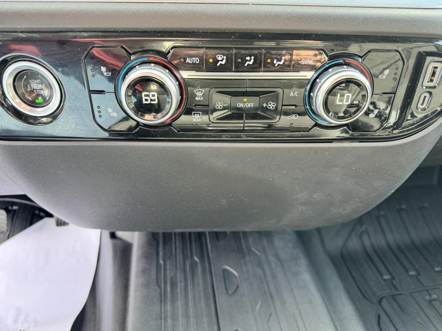 2022 WHITE /Black GMC Sierra 1500 SLE Crew Cab 4WD (3GTUUBED4NG) with an 5.3L V8 OHV 16V engine, 6A transmission, located at 116 5th Avenue South, Lewistown, MT, 59457, 47.063877, -109.427879 - Power, capability, and proven V8 performance—this 2022 GMC Sierra 1500 Crew Cab 4WD SLE is the full-size truck that gets the job done without sacrificing comfort. Equipped with the legendary 5.3L V8, it delivers strong, reliable power for towing, hauling, and everyday driving, paired with a smooth - Photo#19