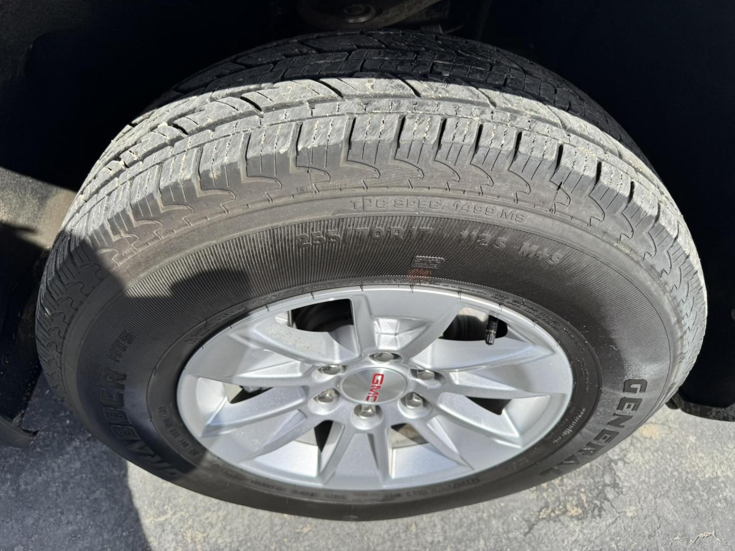 2022 WHITE /Black GMC Sierra 1500 SLE Crew Cab 4WD (3GTUUBED4NG) with an 5.3L V8 OHV 16V engine, 6A transmission, located at 116 5th Avenue South, Lewistown, MT, 59457, 47.063877, -109.427879 - Power, capability, and proven V8 performance—this 2022 GMC Sierra 1500 Crew Cab 4WD SLE is the full-size truck that gets the job done without sacrificing comfort. Equipped with the legendary 5.3L V8, it delivers strong, reliable power for towing, hauling, and everyday driving, paired with a smooth - Photo#21