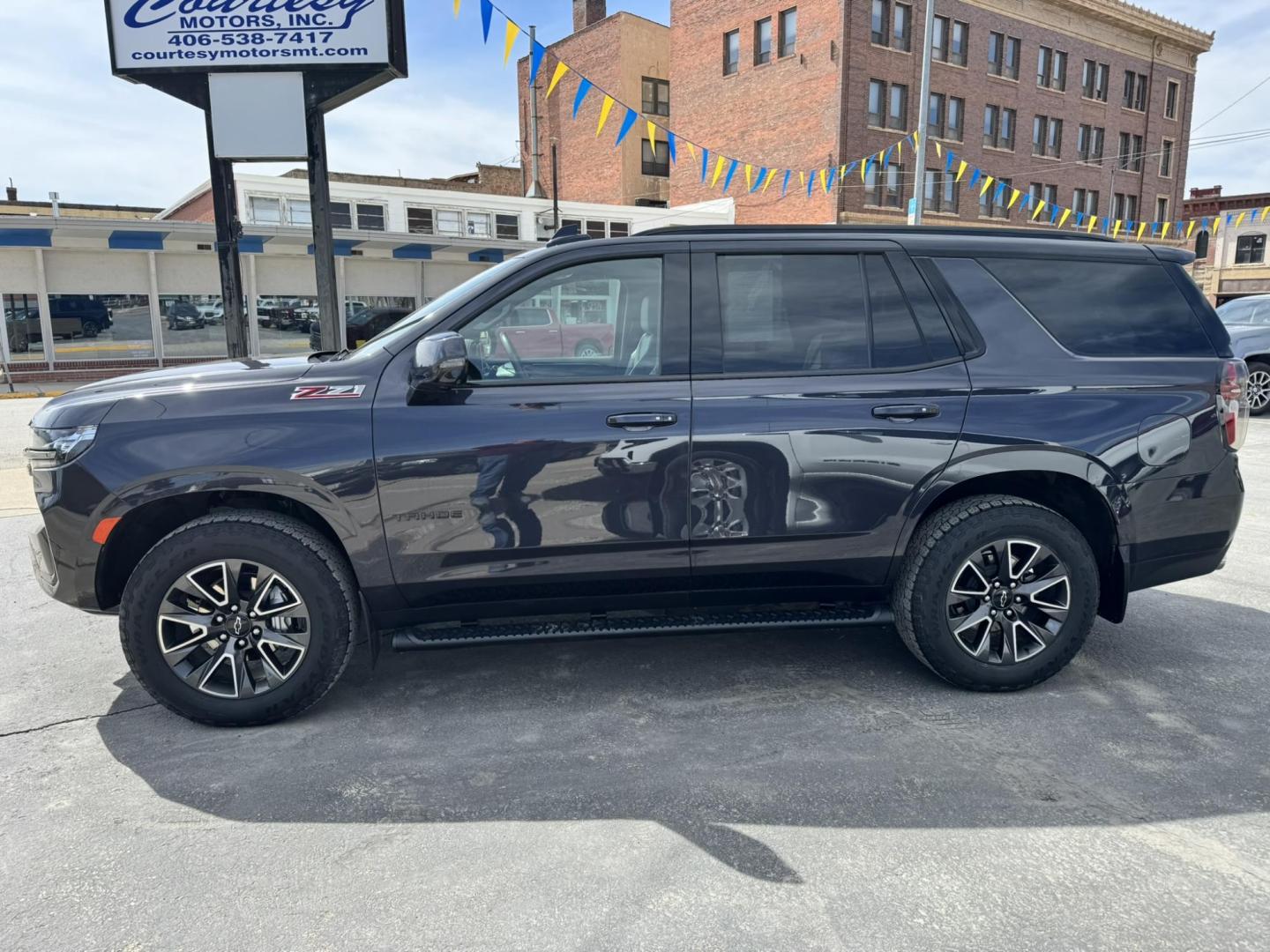 2022 Ash Grey /Tan Chevrolet Tahoe Z71 (1GNSKPKL2NR) with an 6.2L V8 OHV 16V engine, 10A transmission, located at 116 5th Avenue South, Lewistown, MT, 59457, 47.063877, -109.427879 - Big, bold, and built to go beyond the pavement—this 2022 Chevrolet Tahoe Z71 4WD with the Off-Road Capability and Off-Road Performance Packages is the full-size SUV that does it all. Powered by a strong V8 engine, it delivers the kind of performance and towing capability you expect, with the added - Photo#1