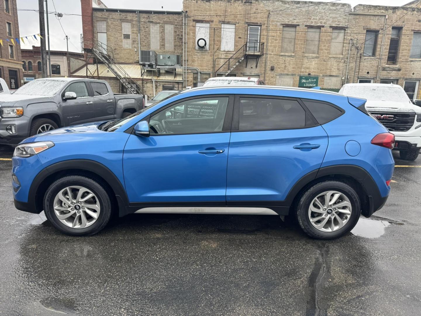 2017 Blue /Black Hyundai Tucson SE w/Preferred Package AWD (KM8J3CA43HU) with an 2.0L L4 DOHC 16V engine, 6A transmission, located at 116 5th Avenue South, Lewistown, MT, 59457, 47.063877, -109.427879 - Photo#5