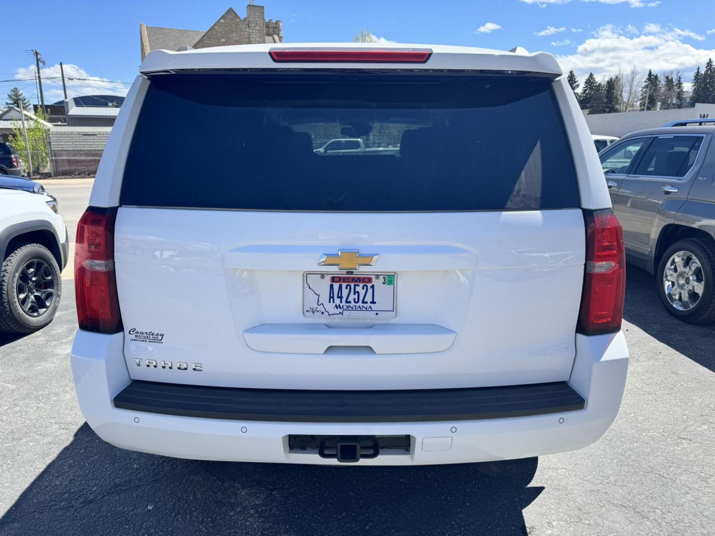 2015 WHITE /Black Chevrolet Tahoe LT 4WD (1GNSKBKC3FR) with an 5.3L V8 OHV 16V engine, 6-Speed Automatic transmission, located at 116 5th Avenue South, Lewistown, MT, 59457, 47.063877, -109.427879 - Two Owner local trade Tahoe!- Photo#3