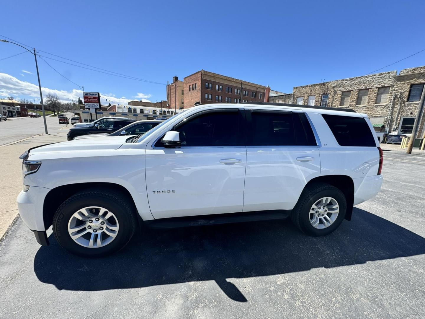 2015 WHITE /Black Chevrolet Tahoe LT 4WD (1GNSKBKC3FR) with an 5.3L V8 OHV 16V engine, 6-Speed Automatic transmission, located at 116 5th Avenue South, Lewistown, MT, 59457, 47.063877, -109.427879 - Two Owner local trade Tahoe!- Photo#5